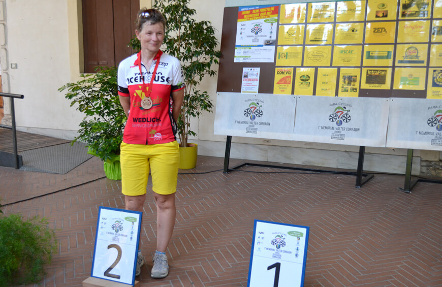 Michaela Grassinger bei der Siegerehrung (Platz 2) in Vicenza; Europacup Rennen